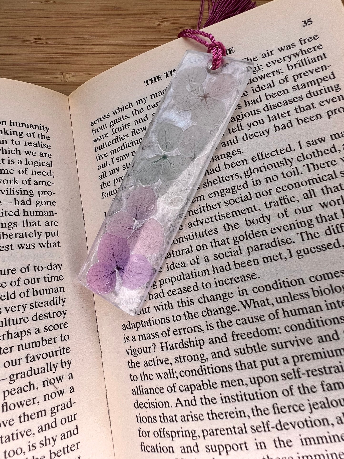 Книгоразделител „Petals & Pages“ 🌸📖