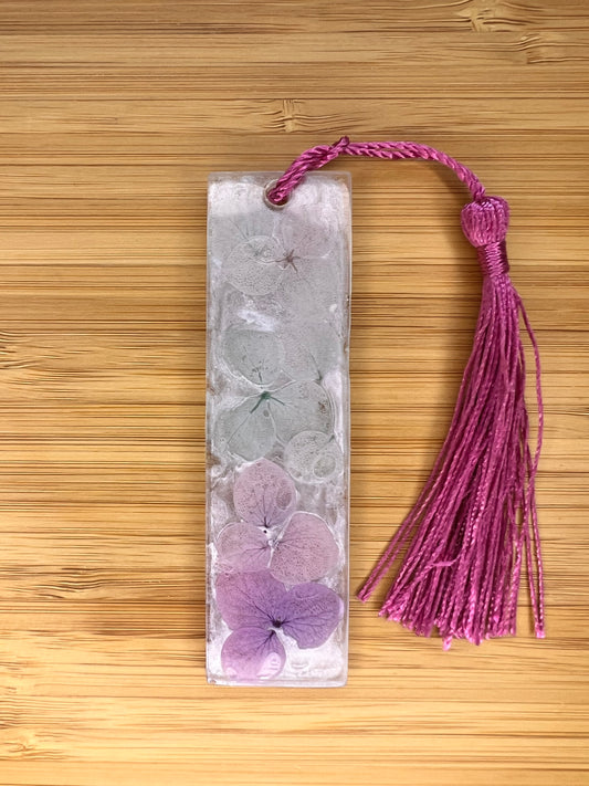 Книгоразделител „Petals & Pages“ 🌸📖