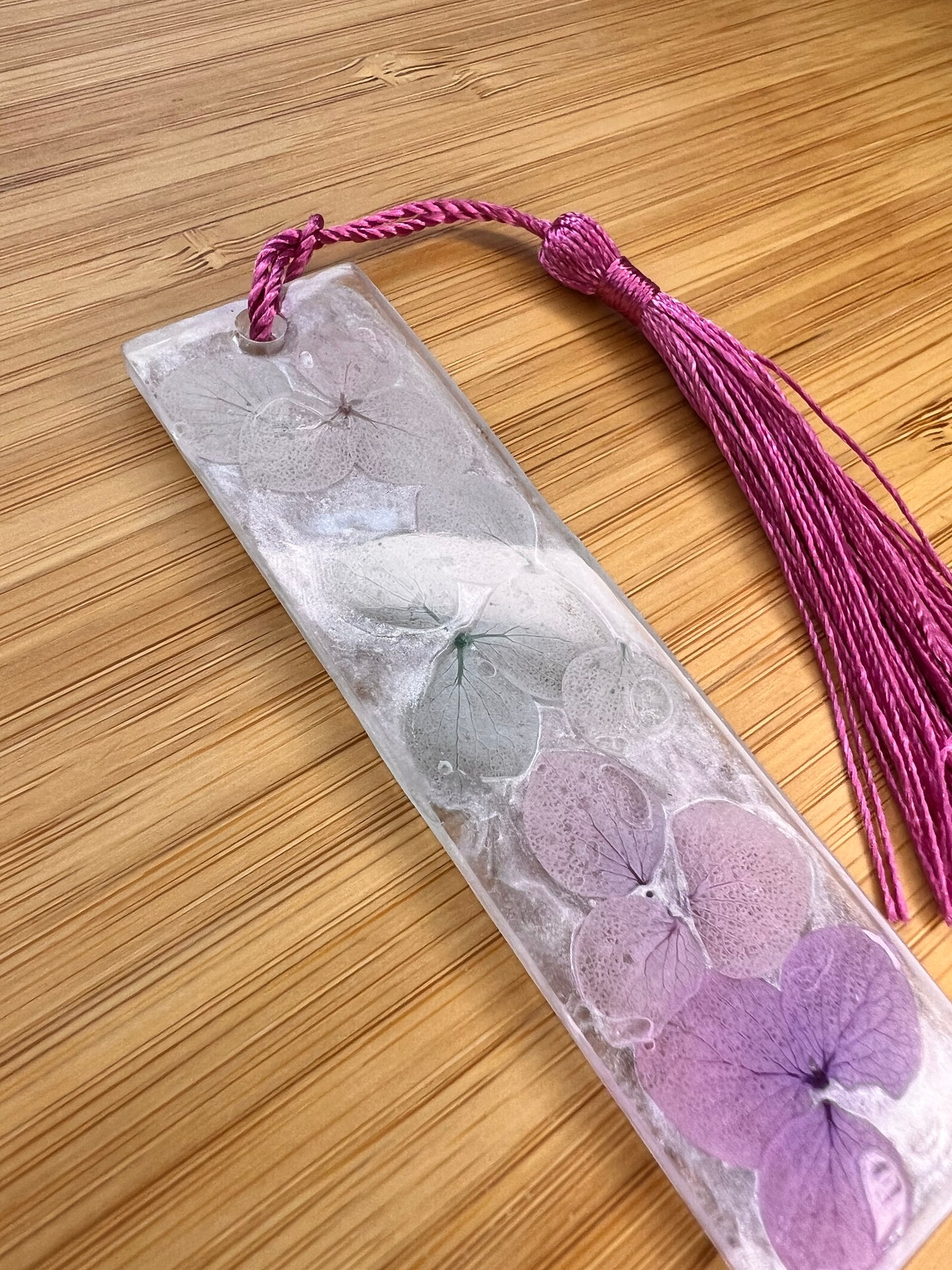 Книгоразделител „Petals & Pages“ 🌸📖