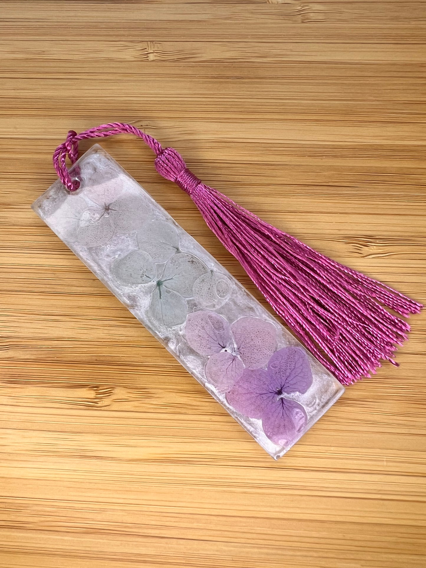 Книгоразделител „Petals & Pages“ 🌸📖