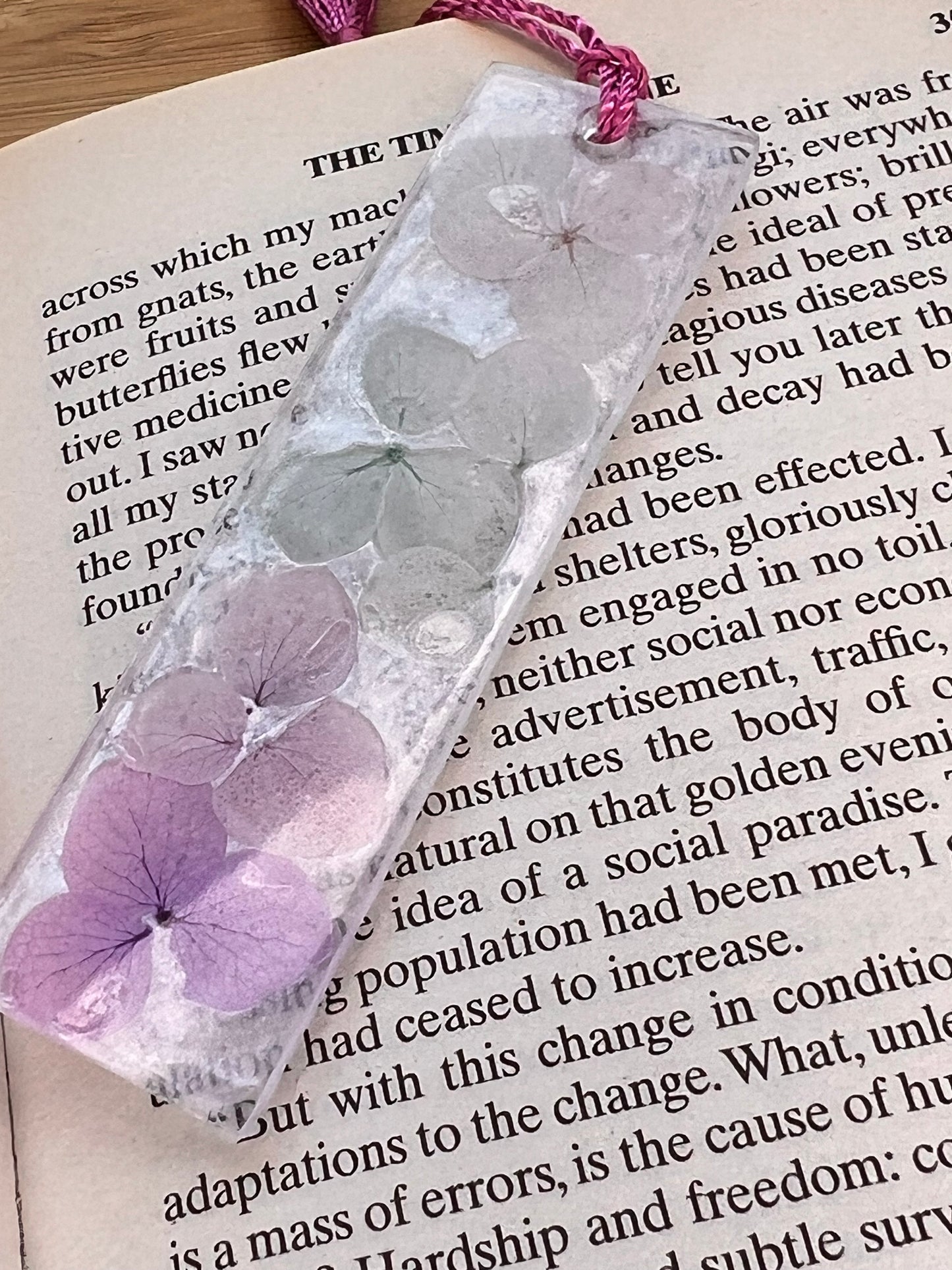 Книгоразделител „Petals & Pages“ 🌸📖