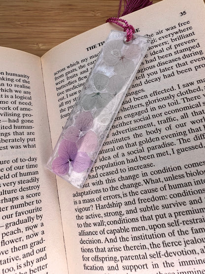 Книгоразделител „Petals & Pages“ 🌸📖